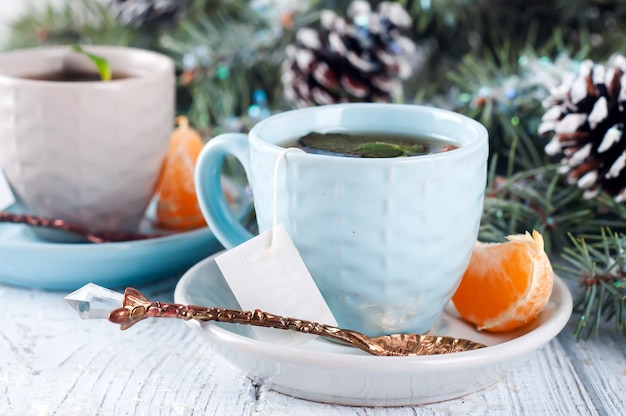 Deux tasses à thé avec sachet de thé et arbre de Noël