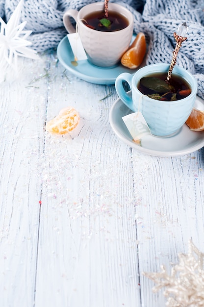 Photo deux tasses à thé avec sachet de thé et arbre de noël