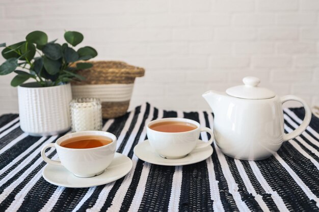 Deux tasses de thé thé buvant dans la cuisine scandinave Belle photographie d'intérieur de maison confortable