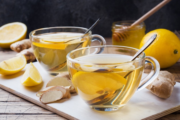 Deux tasses de tisane naturelle au gingembre citron et miel