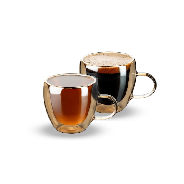 Deux tasses en verre de thé et de café isolés sur fond blanc