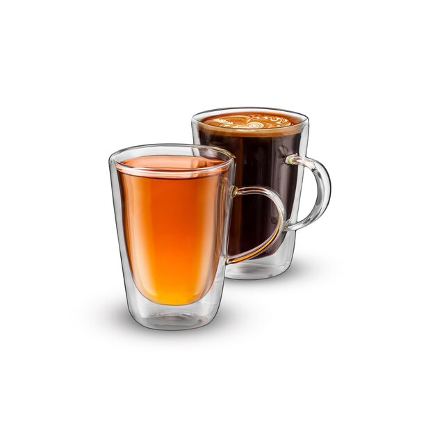 Deux tasses en verre de thé et de café isolés sur fond blanc