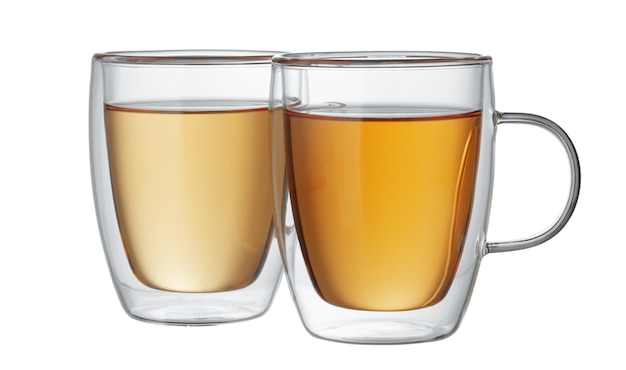 Photo deux tasses en verre de thé isolé sur fond blanc