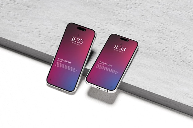 deux téléphones sont sur une table l'un est rose et l'autre est rose