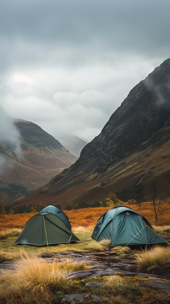 Photo deux tentes installées dans le concept de mode de vie actif de highlands camping