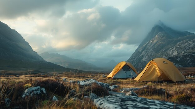 Photo deux tentes installées dans le concept de mode de vie actif de highlands camping