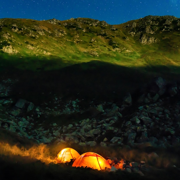 Deux tentes la nuit dans les montagnes