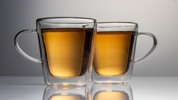 Photo deux théières en verre avec du thé