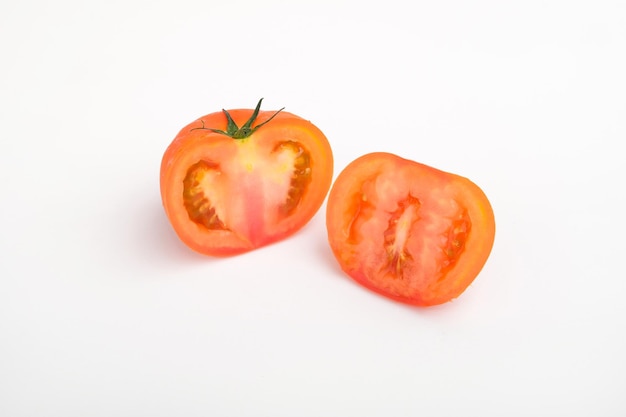 Deux tomates coupées sur fond blanc