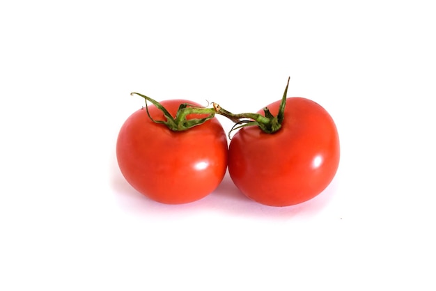 Deux tomates rouges fraîches isolées sur fond blanc