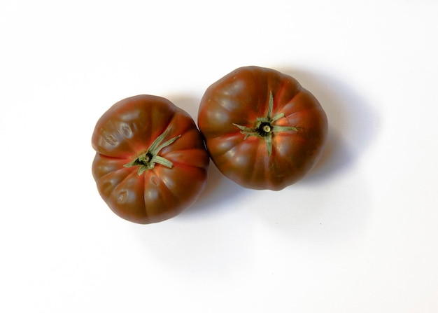 Deux tomates sont sur un tableau blanc