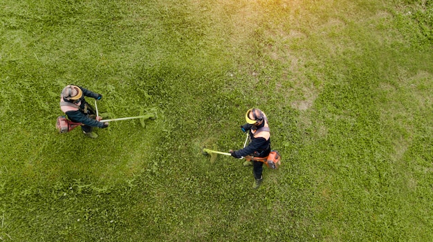 Deux tondeuses à gazon tondre l'herbe à partir d'une vue de dessus de drone