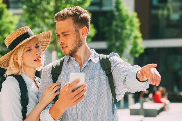 Deux touristes s'orientant avec un smartphone