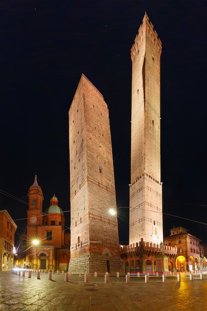 Deux tours à Asinelli et Garisenda le symbole de Bologne la nuit en Italie