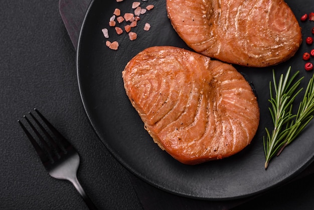 Deux tranches de filet de thon cuites au four avec des épices et des herbes