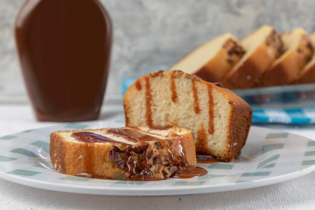 Photo deux tranches de pain aux noix avec cajeta sur une assiette sur une table