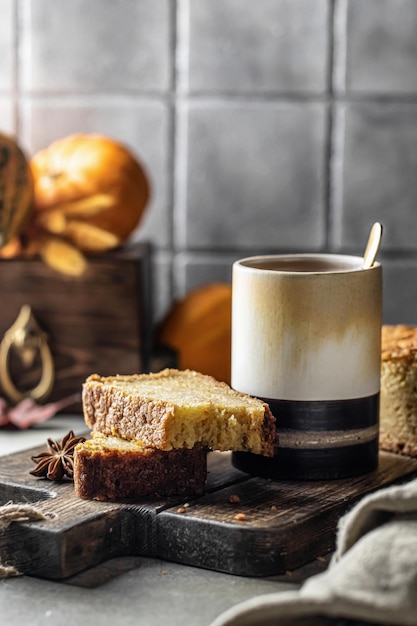 Deux tranches de pain à la citrouille sur une planche de bois avec un verre de thé espace de texte de dessert d'automne