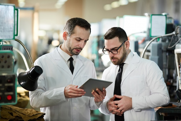 Deux travailleurs à l'usine de production moderne