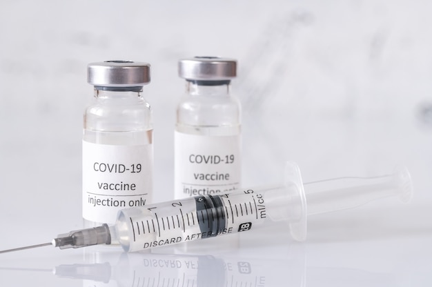 Deux tubes de vaccin contre le coronavirus COVID-19