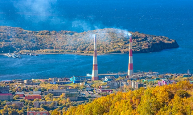 Deux tuyaux rayés fument d'une centrale électrique sur la péninsule du Kamtchatka