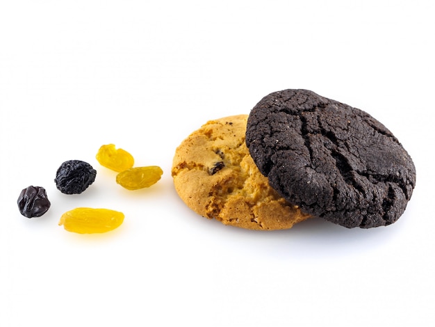 Deux types de biscuits et de raisins secs sur fond blanc.