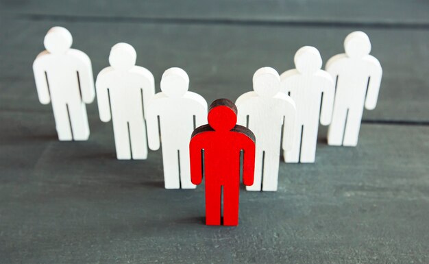 Deux types de personnes en bois sur la table en bois rouge et blanc