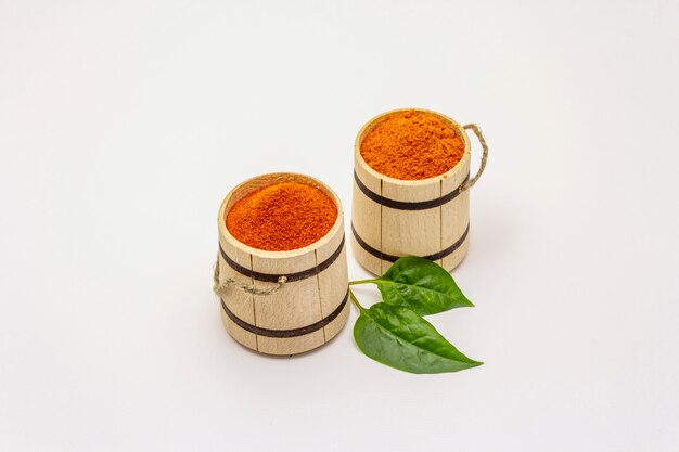 Deux types de poudre de paprika hongrois, chaud et sucré, isolé