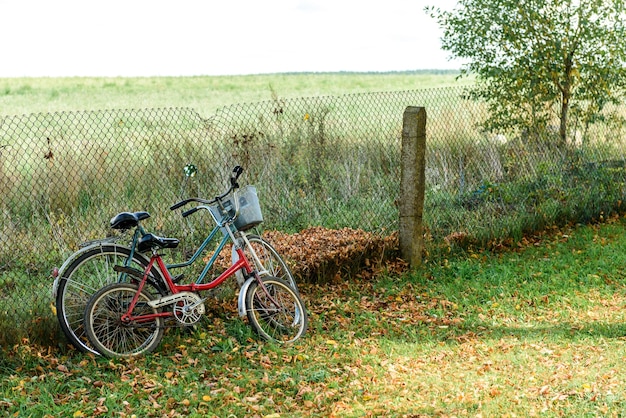 Deux vélos près de la vieille clôture métallique