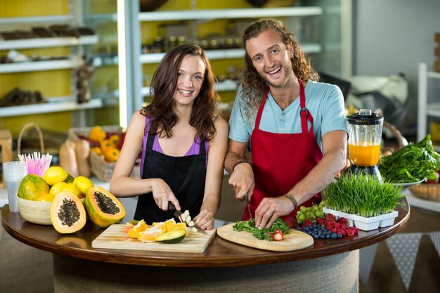 Deux vendeuse, hacher les fruits et légumes au comptoir