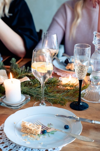 Deux verres d'alcool sur la table du Nouvel An une coupe de champagne et un cocktail au citron dans un verre sur fond de personnes