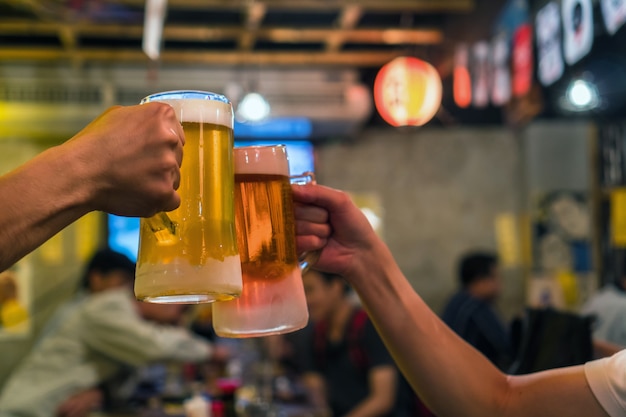 Deux verres de bière accompagnent un ami au bar et au restaurant