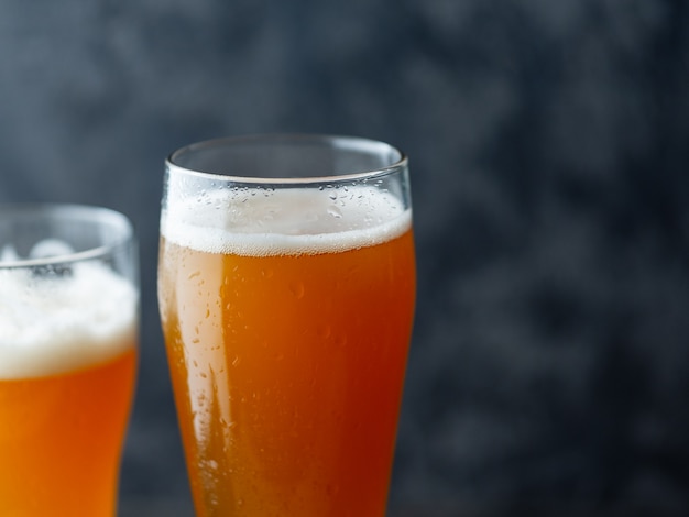 Deux verres de bière de blé artisanale