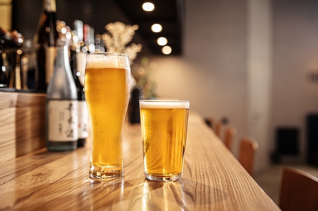 Deux verres de bière légère japonaise sur un bureau de bar