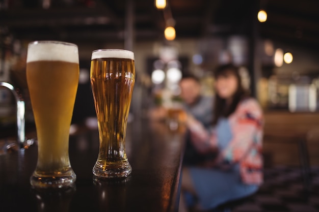 Deux verres à bière sur le plan de travail