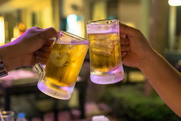 Deux verres de bière réclament un ami dans le bar et le restaurant