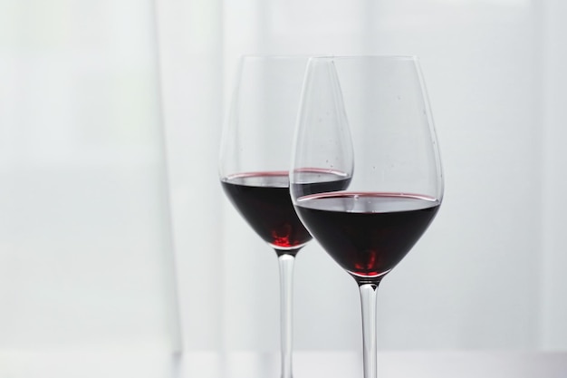 Deux verres de boisson biologique au vin rouge