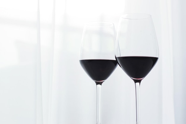 Deux verres de boisson biologique au vin rouge