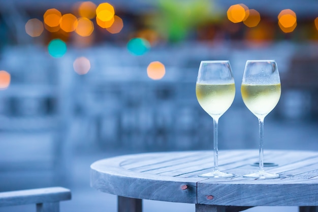 Deux verres de bon vin blanc au coucher du soleil