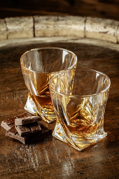 Deux verres de bourbon ou de scotch, ou de cognac et des morceaux de chocolat noir