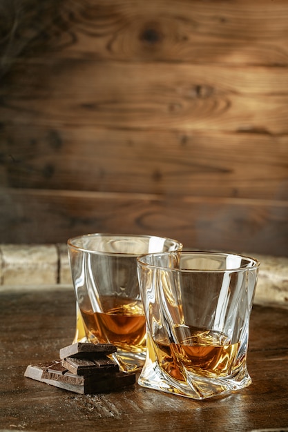 Deux verres de bourbon ou de scotch, ou de cognac et des morceaux de chocolat noir