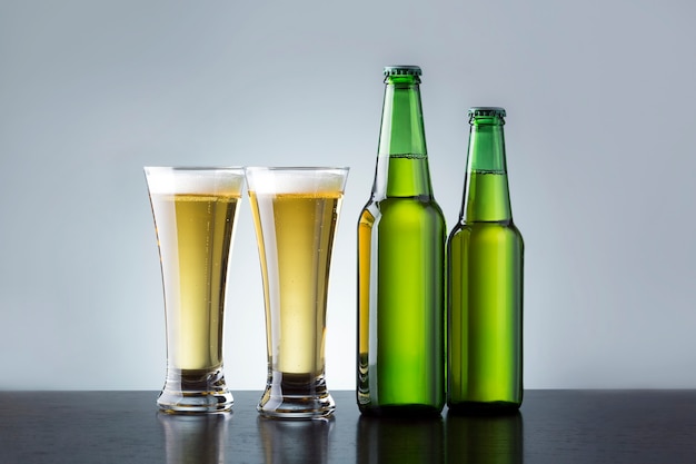 Deux verres et bouteilles de bière sur le comptoir du bar.