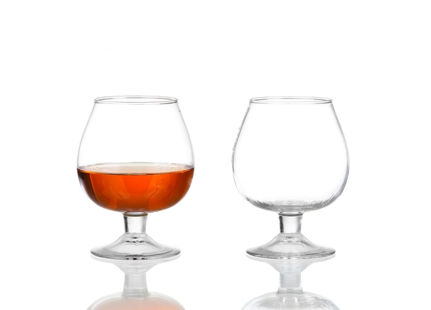 Deux verres de brandy (vides et avec de l'alcool) isolés sur blanc