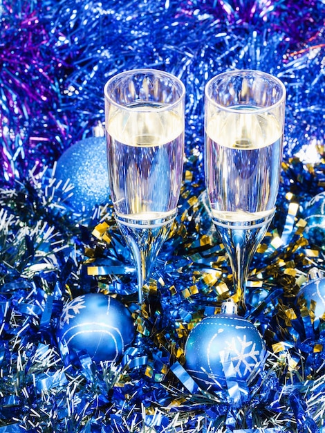 Deux verres de champagne en bleu décorations de Noël