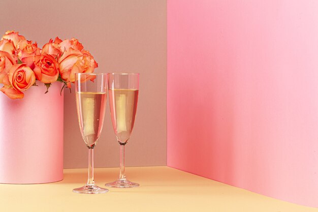 Deux verres de champagne et bouquet de roses