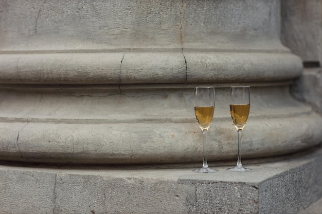 Photo deux verres de champagne à l'extérieur de la rue column city