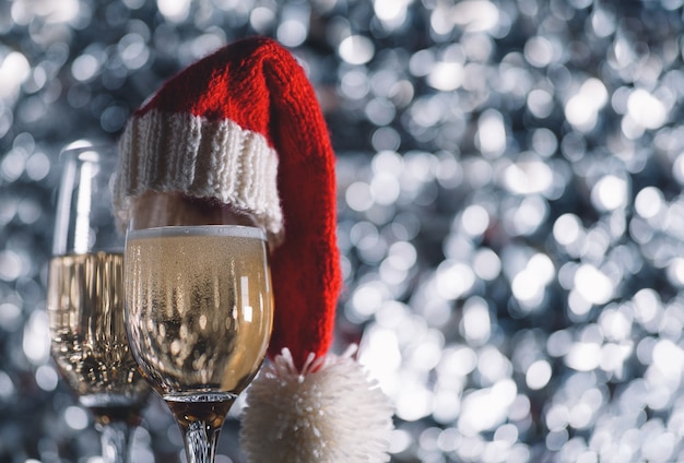 Deux verres de champagne sur fond argenté. Fond de Noël et nouvel an