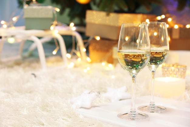 Deux verres de champagne sur fond de décor de Noël