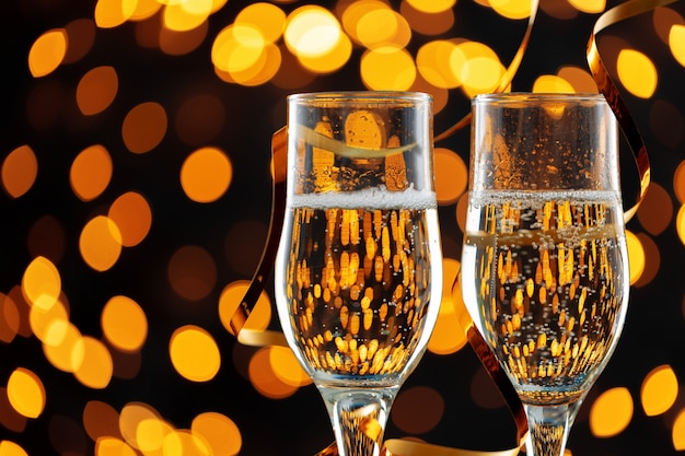 Deux verres de champagne sur fond de lumières bokeh brillant