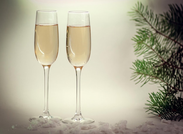 Deux verres de champagne sur fond de noël