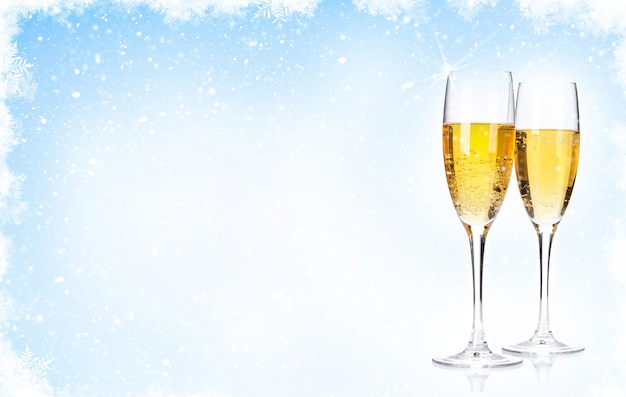 Deux verres de champagne sur fond de Noël